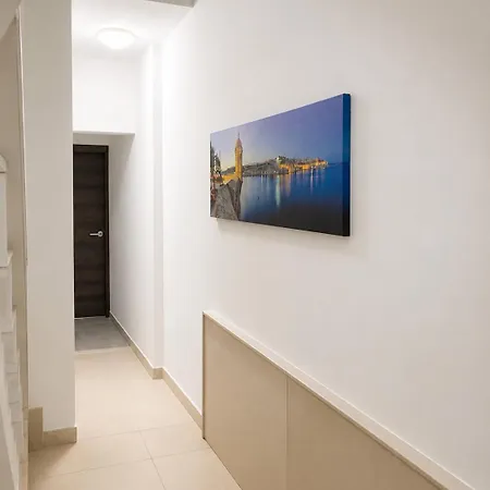 Luxury Penthouse With Private Jacuzzi & Terrace شقة
